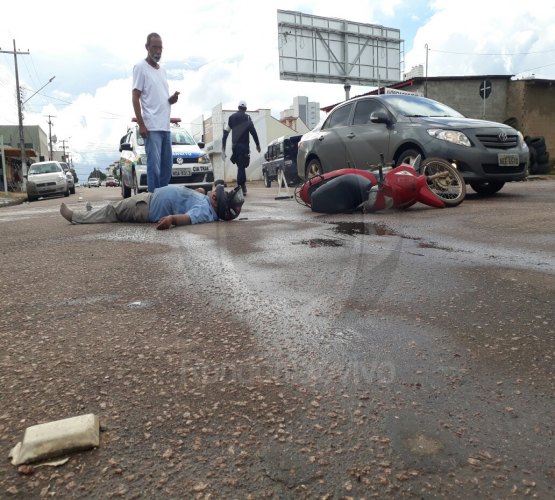 DESACORDADO: Mulher invade preferencial e deixa motociclista em estado grave