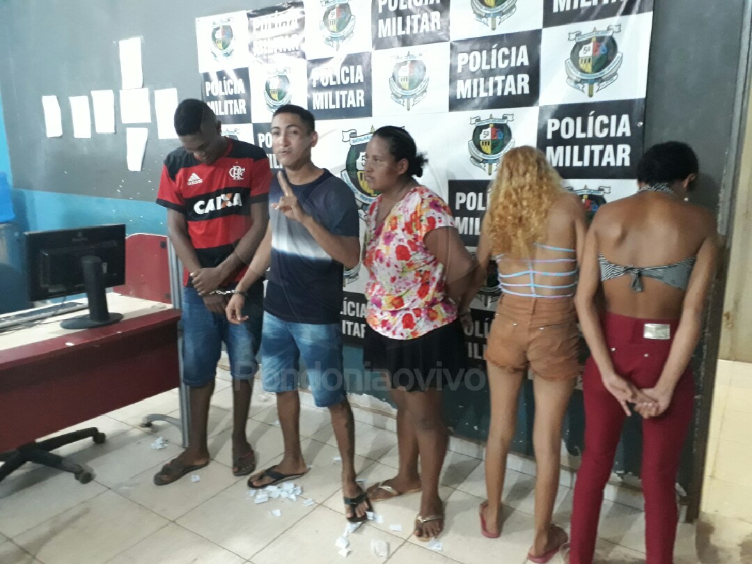 CAIU: Quadrilha é flagrada preparando droga para venda em boca de fumo