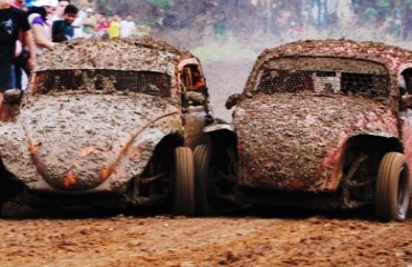 FUSCA CROSS - Em meio a muita lama, médica dá show de pilotagem e vence etapa da capital