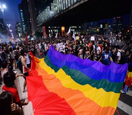 Grupos LGBT protestam contra decisão que permite 'cura gay'