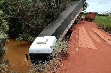 Caminhoneiro erra ponte e caminhão cai na ribanceira