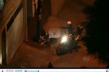 Após balear homens rendidos, PM pega arma de um dos suspeitos e dá dois tiros no chão – VÍDEO