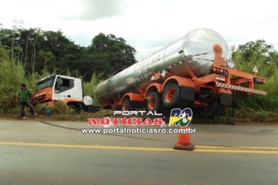 CACOAL – Caminhoneiro perde controle e sai da pista CACOAL