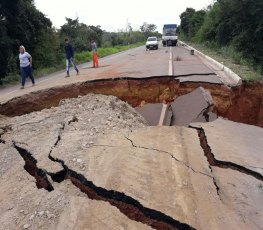 BR-425: Cratera aumenta com as chuvas e trânsito pode ser interrompido
