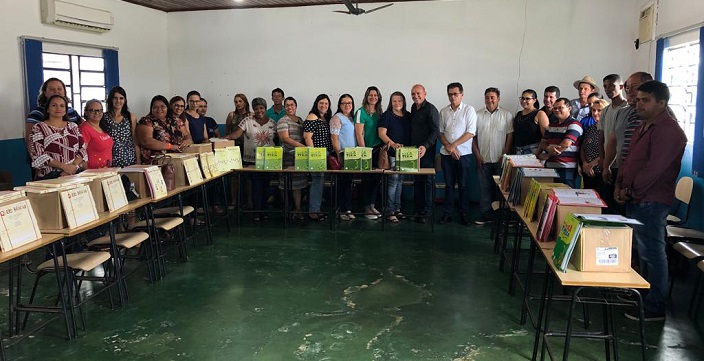 APRENDIZAGEM: Ezequiel Neiva entrega materiais do Projeto Musicando em Colorado