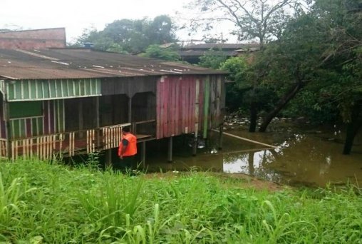 ENCHENTE - Madeira recua 20 centímetros, mas inundação em bairro continua