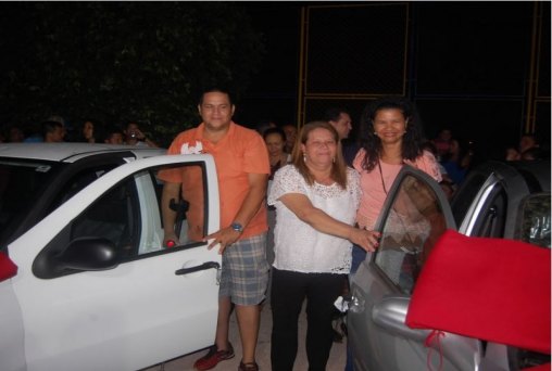 Festa do Sindeprof premia dois servidores com automóveis 