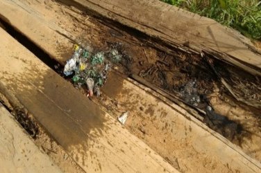 Revoltados, moradores tentam colocar fogo em ponte na linha C62