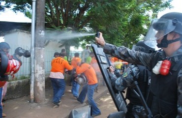 Mototaxistas recusam entregar motos e polícia utiliza gás pimenta para cumprir apreensão - CONFIRA VÍDEO EXCLUSIVO