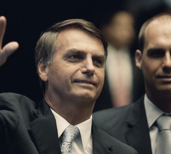 Filho de Bolsonaro confirma a candidatura do pai à presidencia
