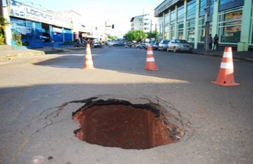 ALERTA II - Trecho com cratera profunda é interditada pela SEMTRAN e provoca congestionamento no centro de Porto Velho – Confira fotos