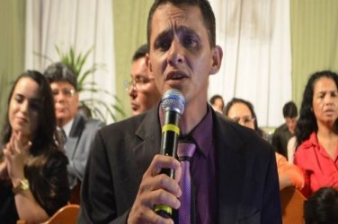 Cantor gospel passa mal e morre após cair de púlpito de igreja na capital 