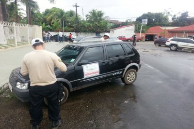 Agentes da SEMTRAM multam carros em frente ALE/RO