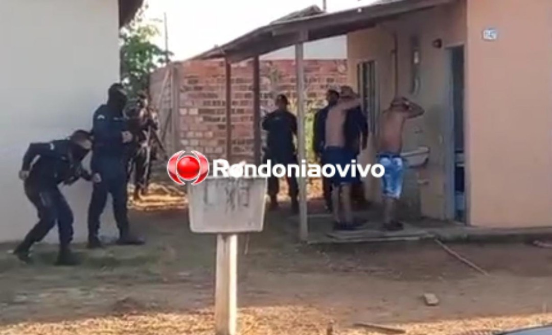 TENSÃO: Veja o momento em que bandidos que mantinham família refém se entregam