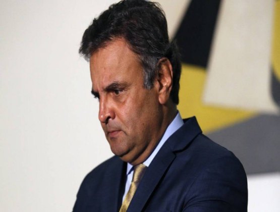 Aécio presta depoimento à PF sobre CPI dos Correios