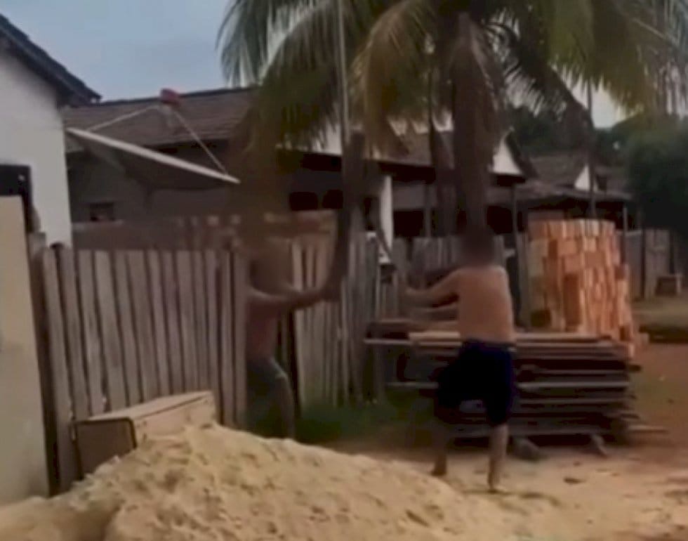 NÃO GOSTOU: Homem é agredido a pauladas pelo irmão por chegar bêbado em casa