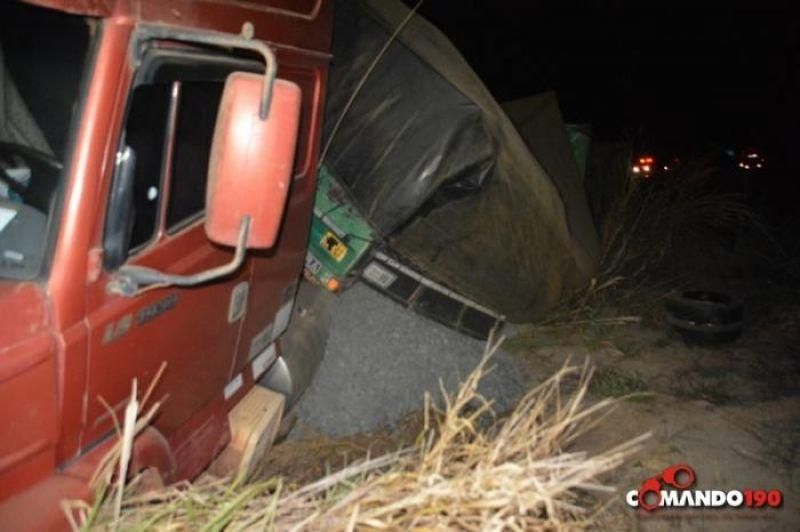 IMPACTO: Roda de micro-ônibus se solta e atinge carreta bi-trem