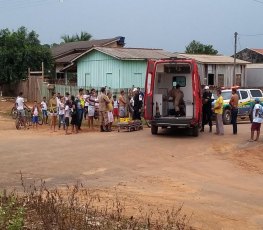 Colisão entre duas motocicletas deixa dois adultos e uma criança ferida