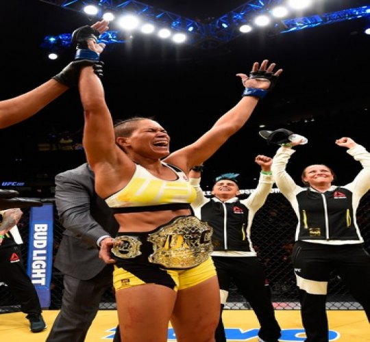 Amanda Nunes se torna a 1ª brasileira campeã do UFC