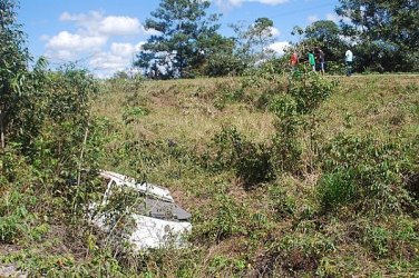 Homem capota veículo ao desviar de caminhão