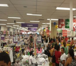 BLACK FRIDAY: Grávida é agredida por idosa na fila de loja no shopping