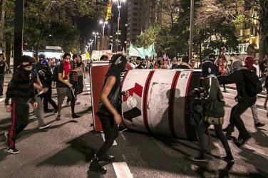 MARGINAIS - Black blocs vandalizam cabine da PM em São Paulo