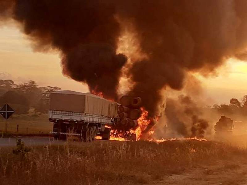 ASSISTA: Carreta explode após colisão com toureiro na BR; veja o vídeo