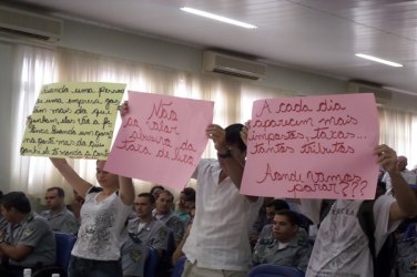 Com cartazes, vaias e insultos, moradores protestam contra taxa de lixo e “atacam” vereadores