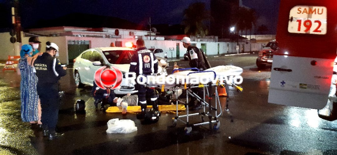 NO CENTRO: Passageira de moto fica ferida após acidente com carro na Duque de Caxias