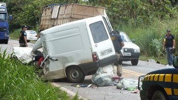 Colisão frontal entre Carreta e Fiorino deixa uma vítima fatal