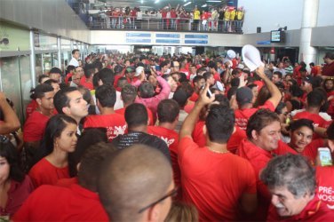 ACREAOVIVO - Militantes lotam aeroporto e recepcionam Dilma