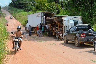 Caminhão frigorífico tomba após desviar de buracos na estrada da Areia Branca 