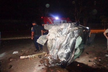 Motorista capota veículo na estrada do aeroporto por causa de animal na pista
