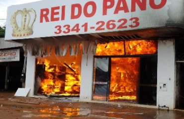 COLORADO DO OESTE – Fogo destrói loja no centro da cidade - Veja Vídeo