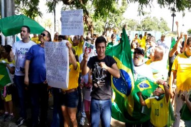 População se concentra para caminhada de manifestação contra corrupção