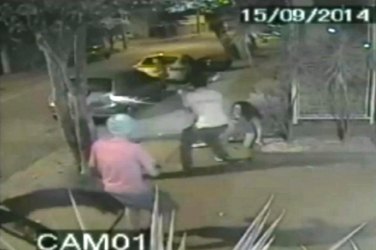 Vídeo flagra momento que empresária e filho são baleados em assalto