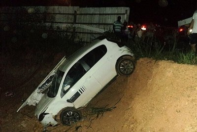 Motorista é jogada fora da pista, cai em buraco de construção e é salva por airbag