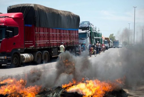 Protestos de caminhoneiros bloqueiam rodovias pelo país