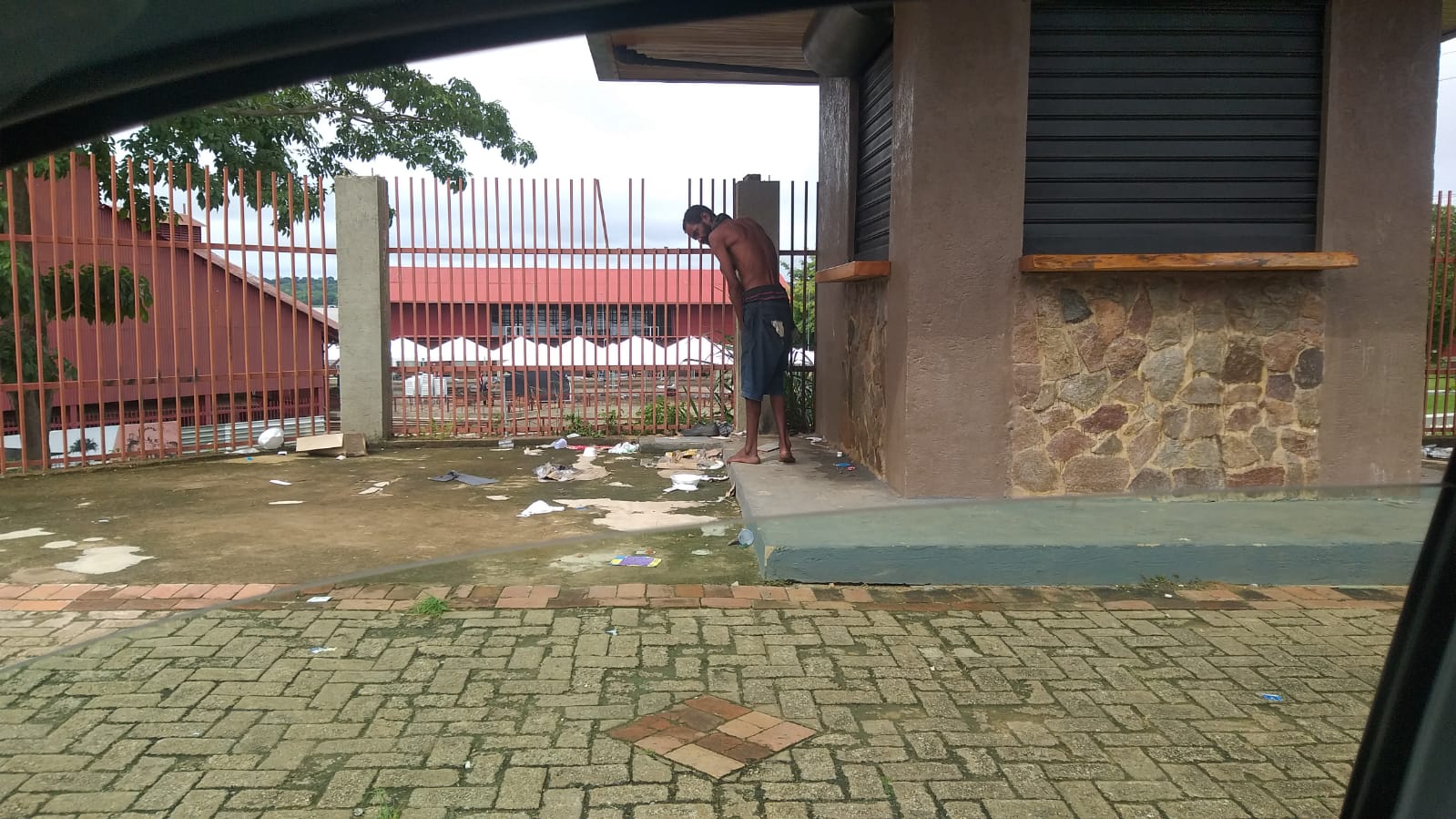 PATRIMÔNIO TOMBADO: Quiosques abandonados da EFMM abrigam pessoas em situação de rua