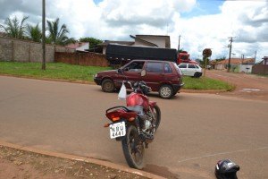 Carro e moto colidem em cruzamento no Jardim Primavera