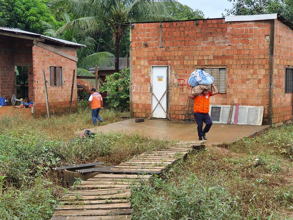 MUITA CHUVA: Defesa Civil retira comunidade em área de risco na zona Sul da capital