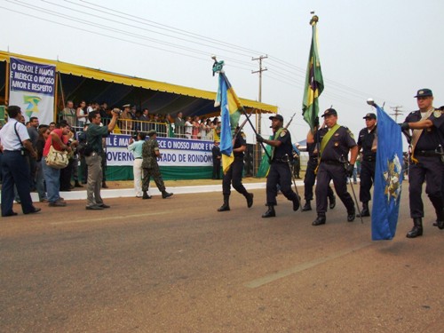 Cerca de 5 mil pessoas prestigiam o desfile de 7de setembro