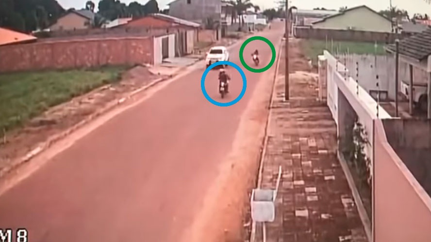 CENAS FORTES: Motociclistas 'voam' após motos se chocarem durante ultrapassagem; veja o vídeo