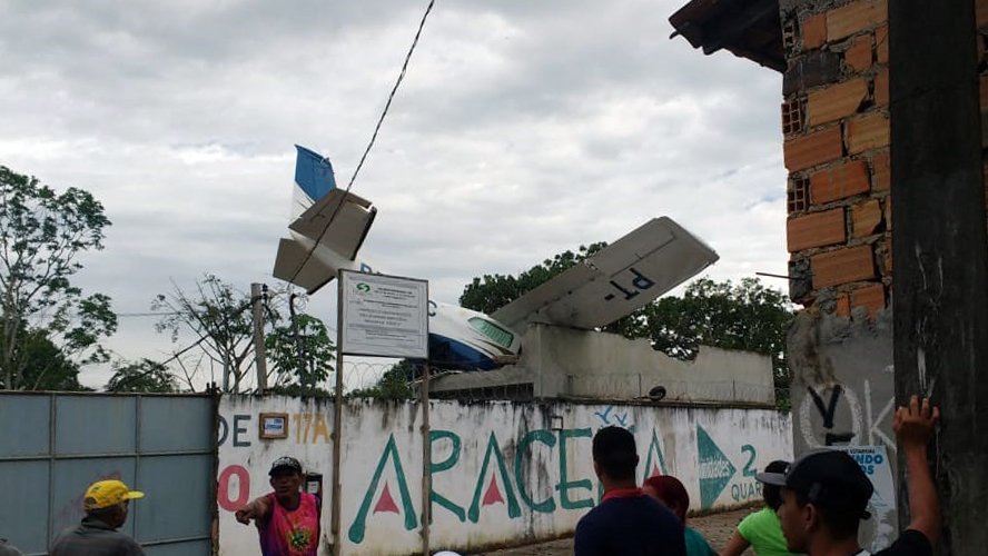 TRAGÉDIA: Avião cai em cima de casa mata um e deixa feridos; vídeo