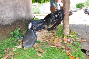 Carro na contra mão colide com moto