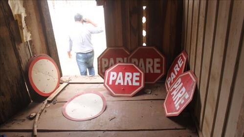 Placas de trânsito furtadas são encontradas em casa abandonada