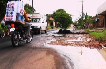 PROTESTO - Moradores fazem barricada depois de acidente que quase mata família por causa de buraco na pista - Veja fotos e vídeo