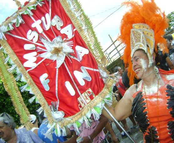 Mistura Fina ensaia para o desfile do dia 31