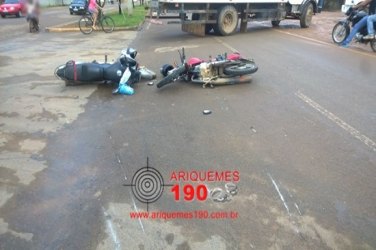 Motocicletas colidem e duas pessoas ficaram feridas