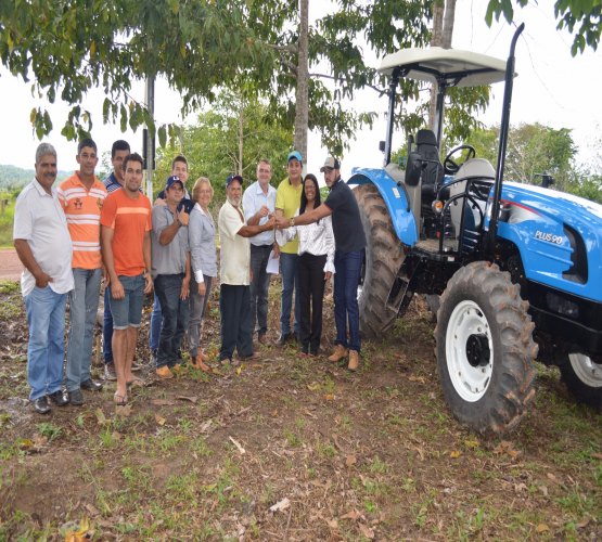 Cleiton Roque entrega trator no Setor Roosevelt